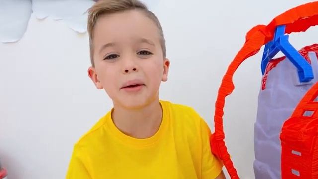 мальчишки играют в машинки..