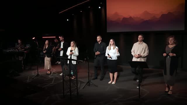На престоле Один, Иисус Святой    /  Living Stream Worship