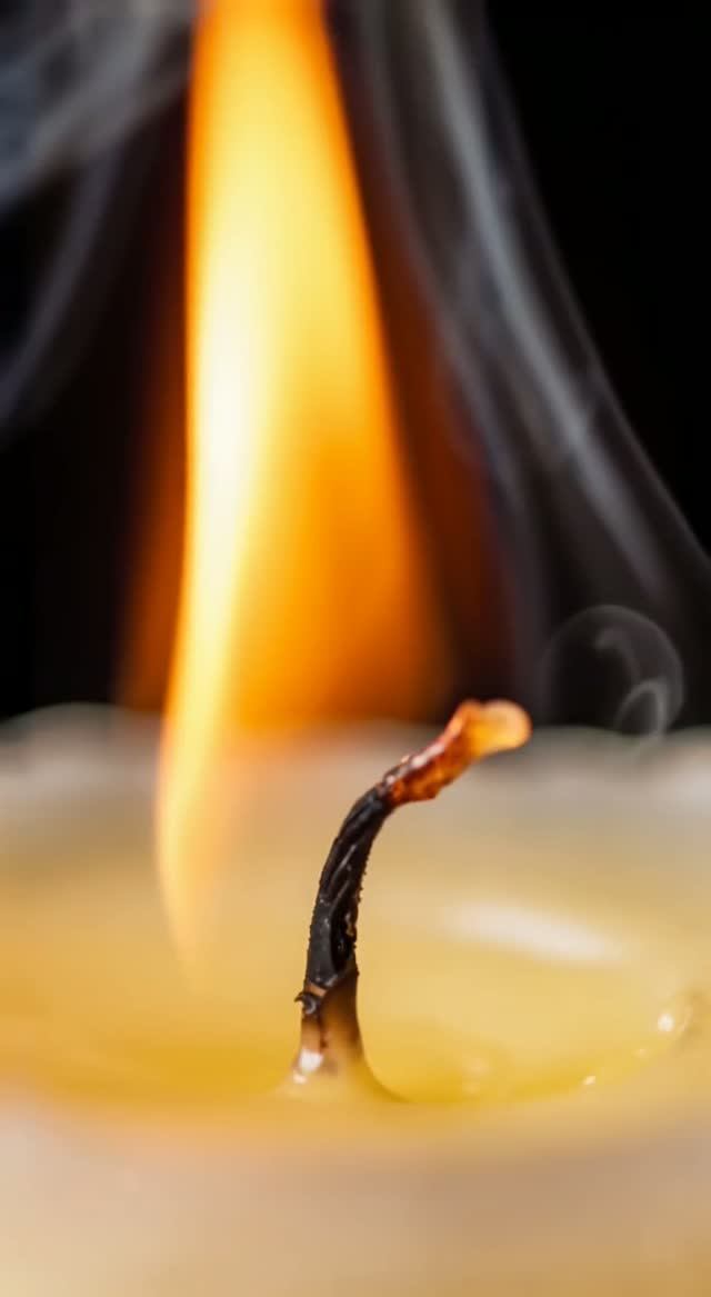 Танец пламени свечи: уют, тепло и магия дыма 🕯️✨ Сделано в AI.