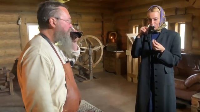 Герман угостил ведущую мясом вином и сыром.