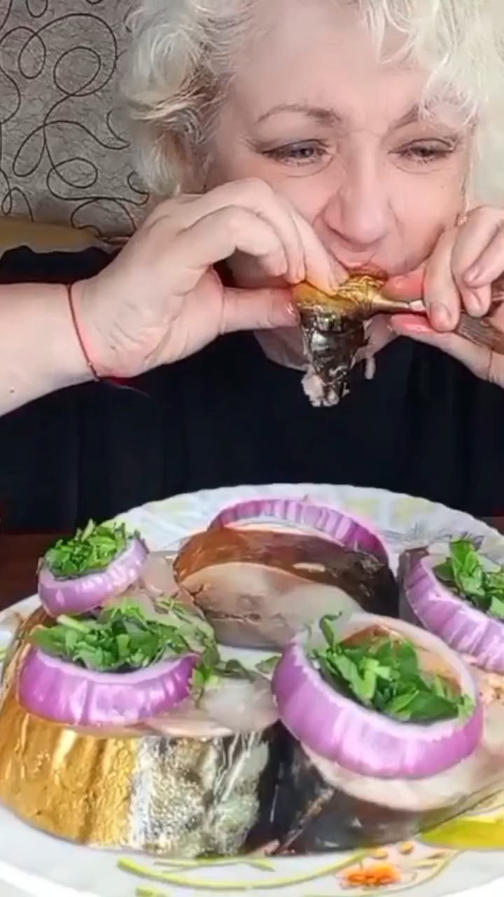 Мукбанг: Жирная скумбрия х/к