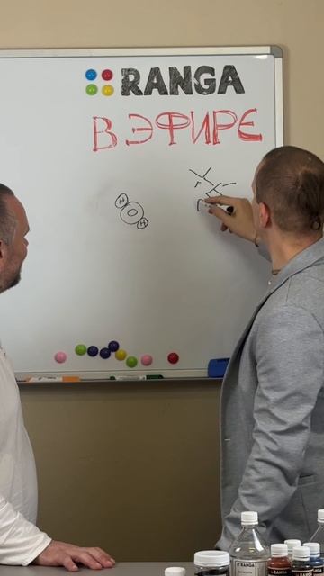 Вода склеивает замшу?