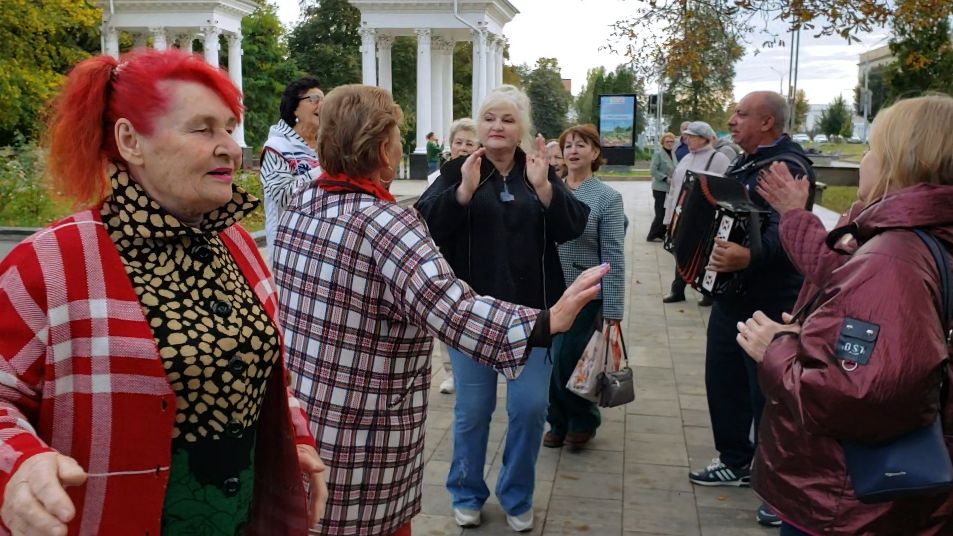 20260926 Из встречи любителей танцев песен частушек под гармонь Жители Орла гармошка парк город Орёл