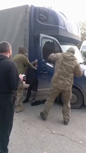 Бусификация имени Зеленского в Кривом Роге. Разбили окно, залили из баллончика, выволокли из…🔽
