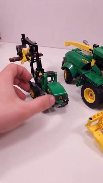 LEGO Technic John Deere 1470H колёсный комбайн 42218 против 9700 кормоуборочного комбайна 42168
