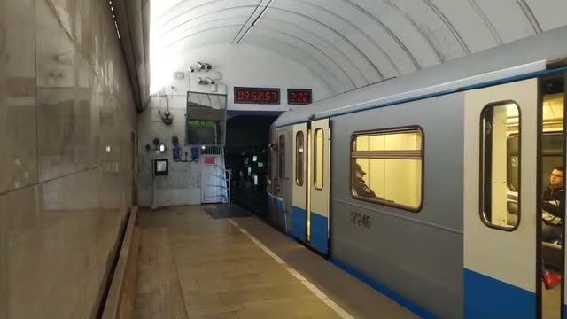 Станция метро Петровско-Разумовская интерьер пассажиры поезд Москва Фрагмент 21