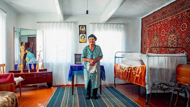 Одинокая украинская бабушка из Кыргызстана показывает свою жизнь в деревне