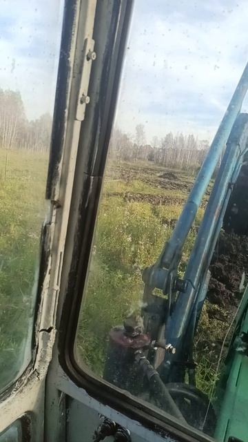 Решил две телеги навоза оставить под перегной засыпаю сверху землей