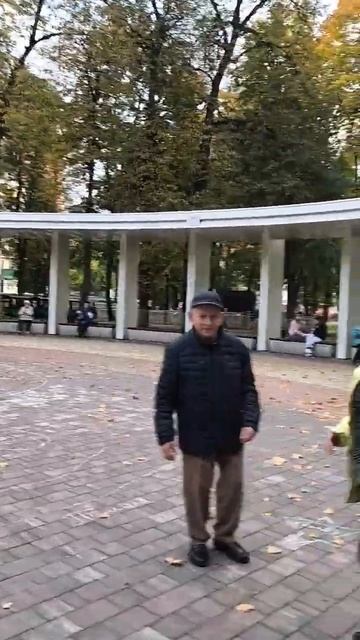 Духовой оркестр как из СССР играет в парке Подольска