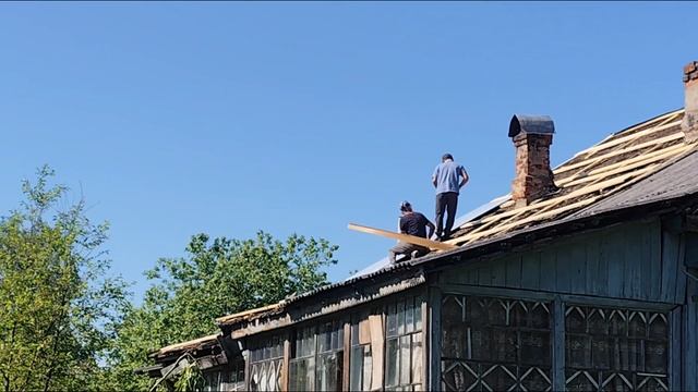Река раскинулась. Течет грустит лениво
И моет берега.
Над скудной глиной желтого обрыва
В степи гру