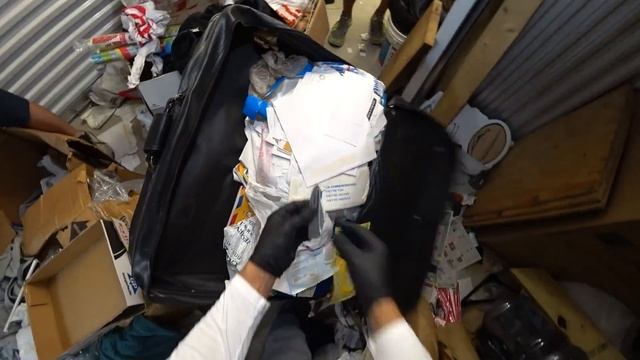 АУКЦИОН КОНТЕЙНЕРОВ В США Большая кладовка забитая пакетами. Что внутри
