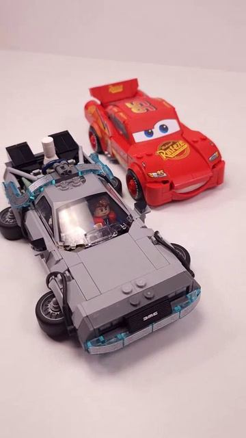 LEGO Speed Champions Машина времени Назад в будущее 77256 против Lightning McQueen 77255