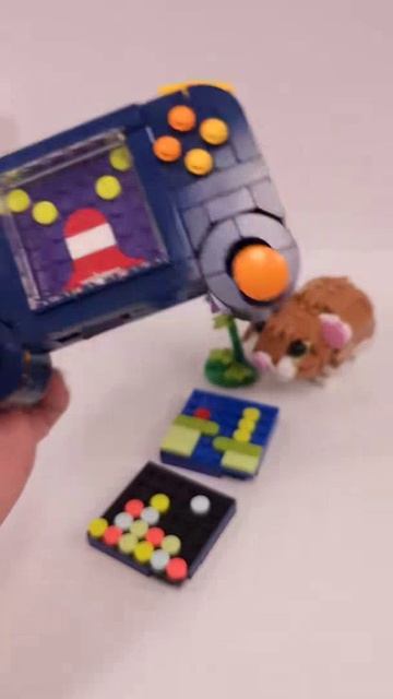 LEGO Creator Милый хомячок с цветком 31376 против Ретро игровой консоли 31380