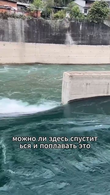 она объясняет