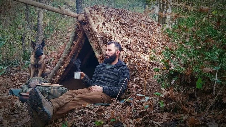 Бушкрафт в подземной хижине. Готовлю ужин в лесу