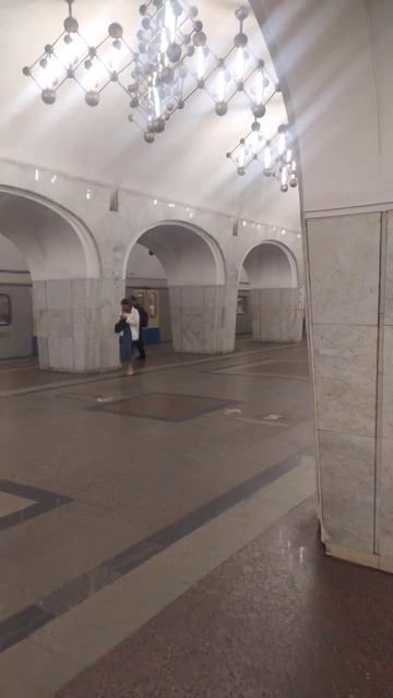 Станция метро Менделеевская интерьер пассажиры поезда Москва Фрагмент 2