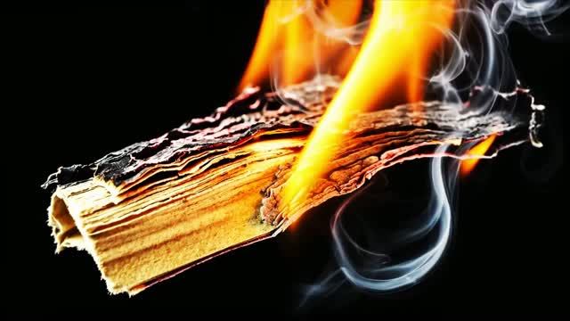 Огонь и дым: завораживающее пламя на черном фоне 💨 Сделано в AI.