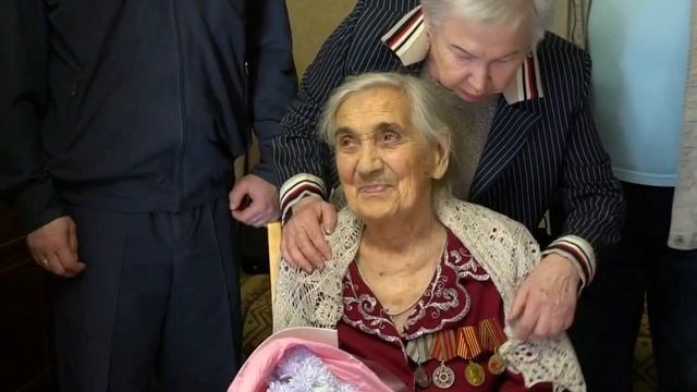 В Кирове сотрудники вневедомственной охраны Росгвардии поздравили с юбилеем ветерана ведомства