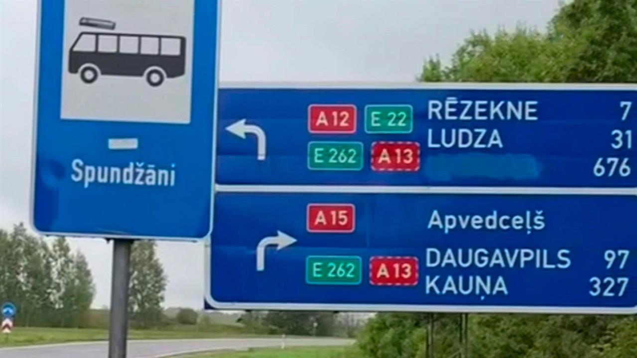В Латвии закрасили названия российских городов на дорожных указателях.