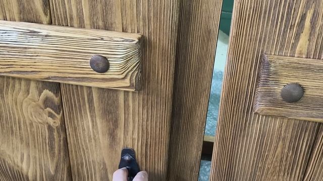 Однамодульная кухня из массива дерева под старину с отсеком под посудомойку.