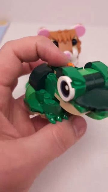 LEGO Creator Лягушка 31377 против Милого хомячка с цветком 31376