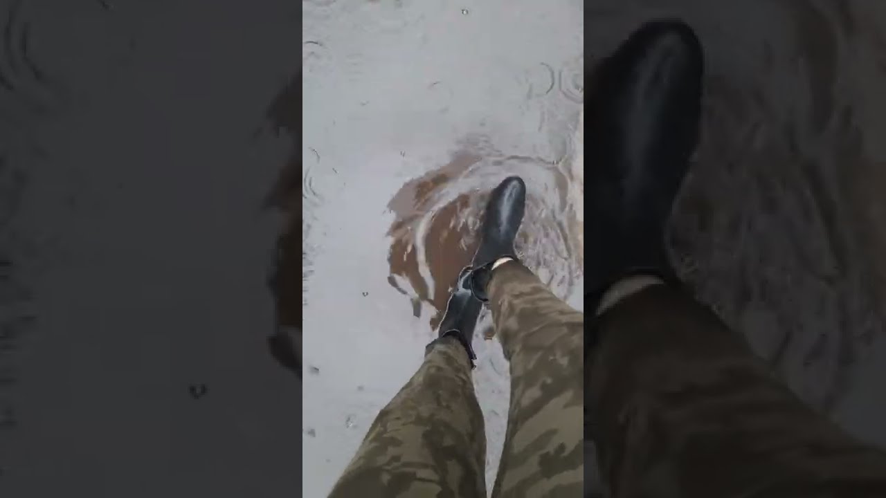 В носках по луже! Тоже своего рода закалка