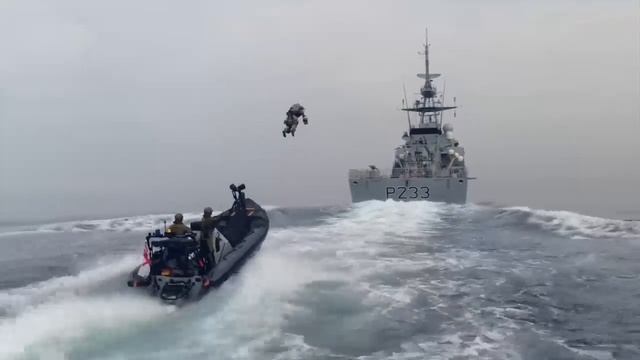 летающий ранец на море