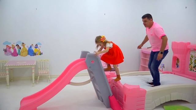 Настя и папа украшают розовую комнату для принцессы