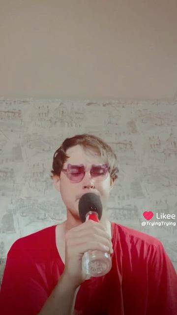 Красная футболка розовые очки микрофон