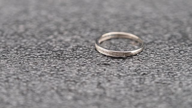 Кольцо золотое (0,65 г, Золото, 585, вставка 0,1 г) 21БрКр-17 2/2 0,052 код 233137