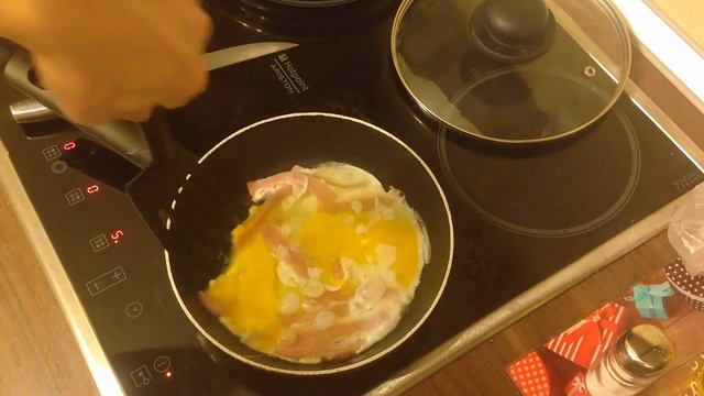 Яичница с ветчиной и сыром на тостах
