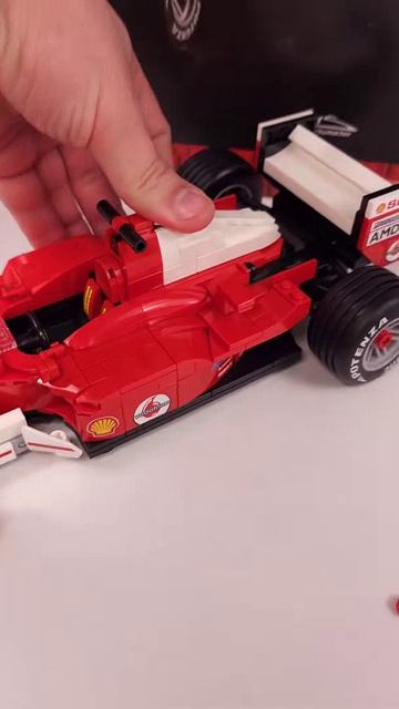 LEGO Icons Ferrari F2004 & Michael Schumacher (11375) [735 деталей]. Сборка