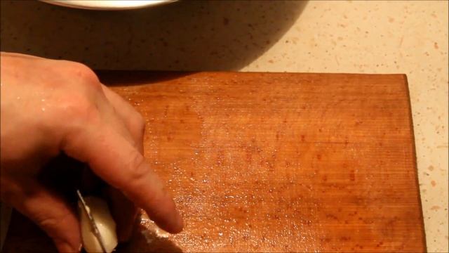 Теплый салат из морепродуктов с лососем и креветками