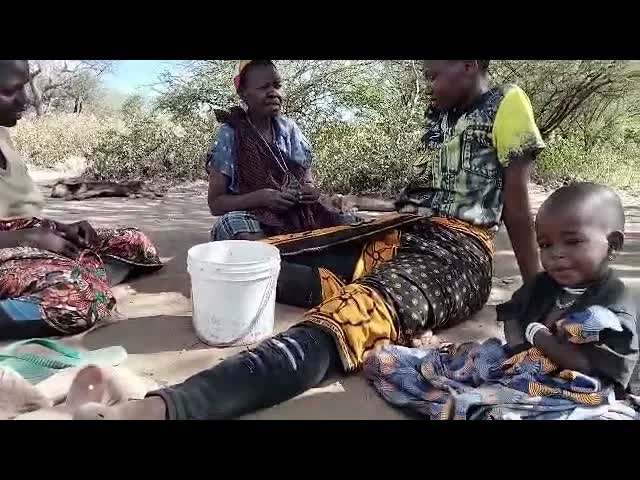 Бабушка из племени хадза делится любовью с племенем