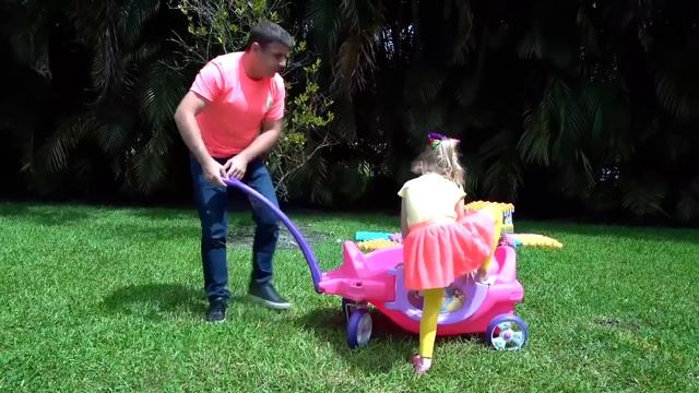 Настя и папа играют с динозаврами
