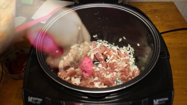 Вкусная тушеная картошка с капустой и мясом в мультиварке