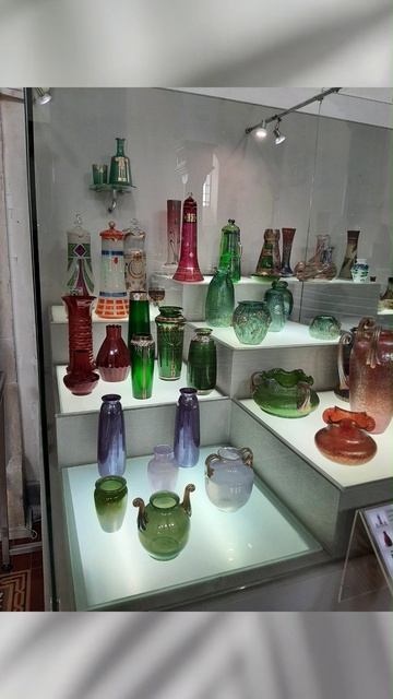Экспонаты из стекла и хрусталя