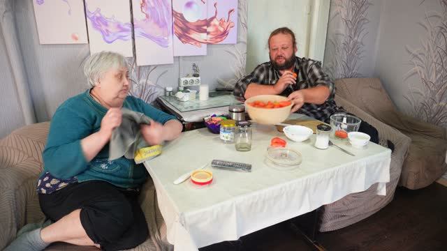 Помидоры любят все ХЛОПОТЫ ПО ДОМУ Кушаем вкусные оладьи Уборка на участке ВКУСНЫЙ БОРЩ С МЯСОМ