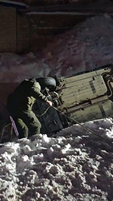 Эвакуация из оврага. Как всегда сомневались, что внедорожником достану) #evacuation #automobile