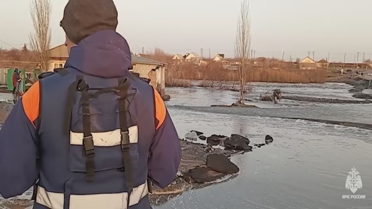 Вешние воды ломают дома и топят мосты