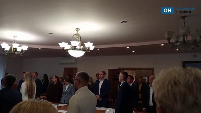 Депутаты горсовета дождались возможности начать сессию с гимна