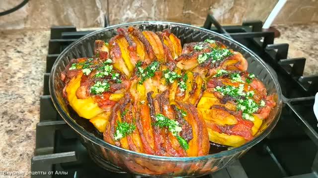 Картошка запеченная с грудинкой с чесночным соусом.