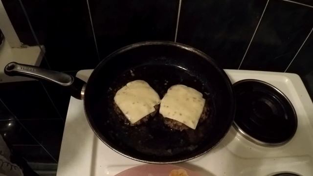Бургер с яйцом фаршем и сыром