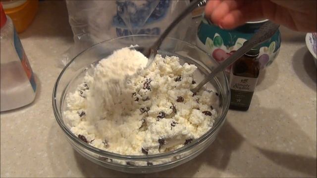 Вкусные сырники с изюмом в духовке без яиц