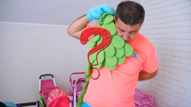 Настя и папа играют в футбол и убирают игрушки
