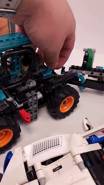 LEGO Technic Трактор X Плуг MOC 42227 против BMW M4 GT3 EVO 42226