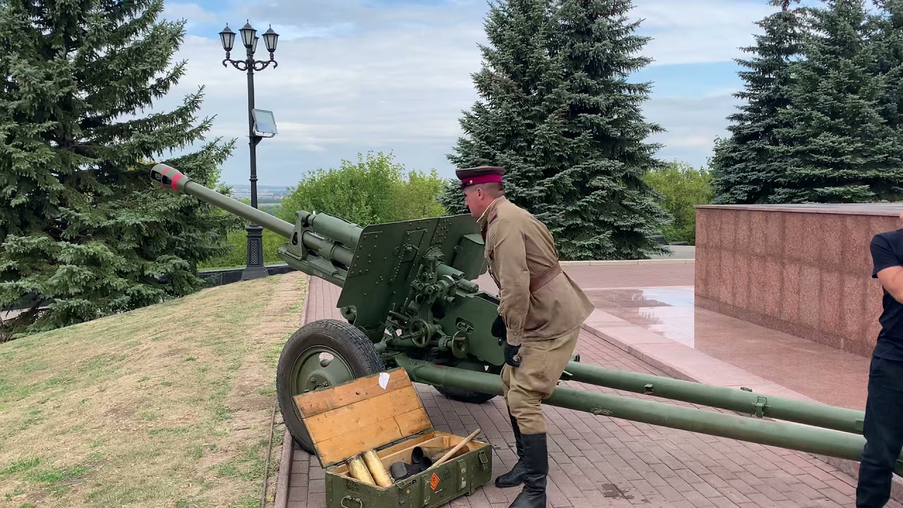 Холостые выстрелы из ЗиС-3 противотанковое орудие