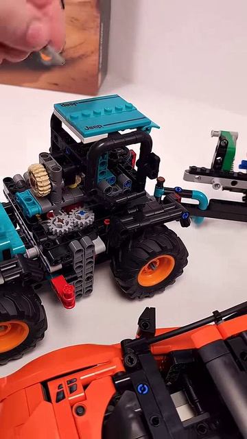 LEGO Technic Трактор X Плуг MOC 42227 против Bugatti Chiron Pur Sport 42222