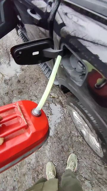 Закончилось топливо в дороге!? Звоните компания БУСТЕР - помощь на дороге поможет Вам!automobile