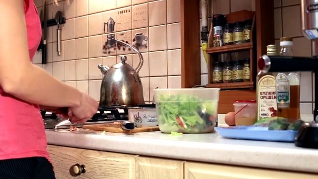 Сытный и вкусный салат с тунцом и яйцами